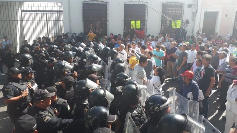Replegan protesta ciudadana con gases lacrimógenos