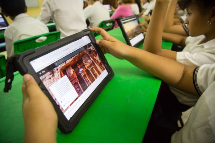 Estudiantes de nivel básico podrán continuar sus estudios en línea y tv