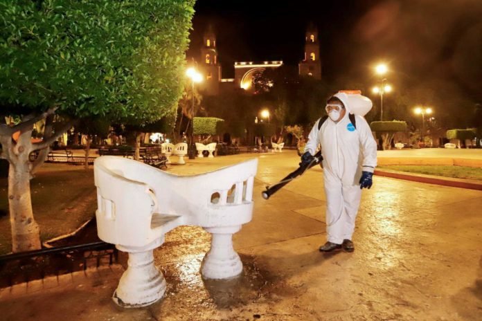 Ayuntamiento de Mérida continúa sanitizando y desinfectando los espacios públicos.