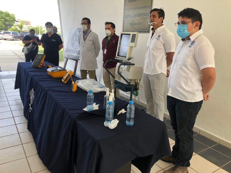 Entrega Universidad Modelo equipo para combatir el Covid-19