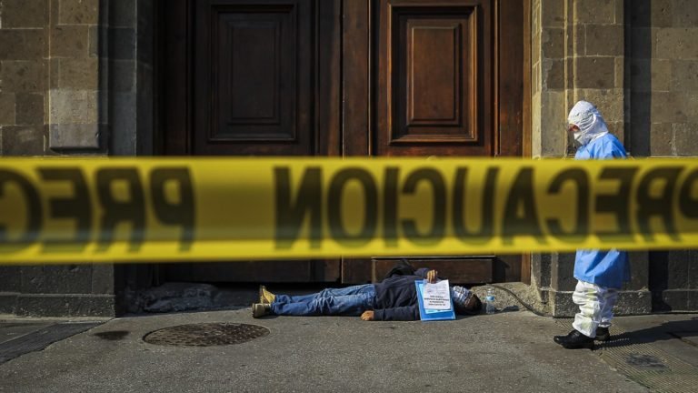 Hombre con COVID-19 bloquea ingreso a Palacio Nacional en demanda de apoyo