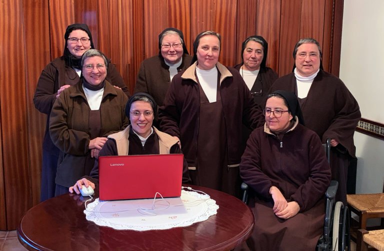 Vivir en un convento en 2019: 5.000 fans en Facebook, hostias online y plegaria cada minuto
