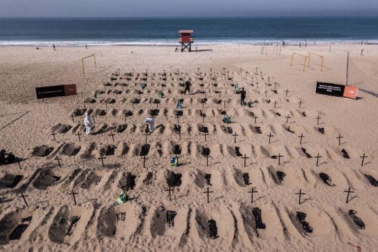 Cavan tumbas en Copacabana honrar a los muertos por COVID-19 en Brasil; van más de 40,000 decesos
