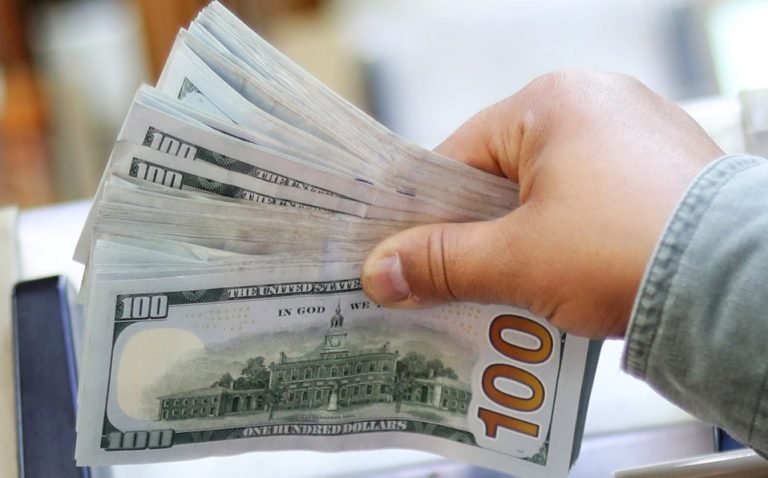 Peso pierde por alza en casos de coronavirus; dólar roza los $23 en bancos