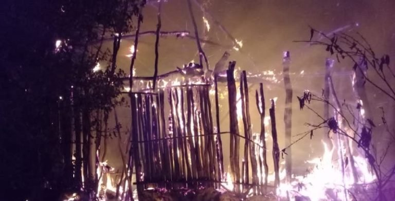 Fuego acaba en minutos con una casa de paja al norte de Mérida
