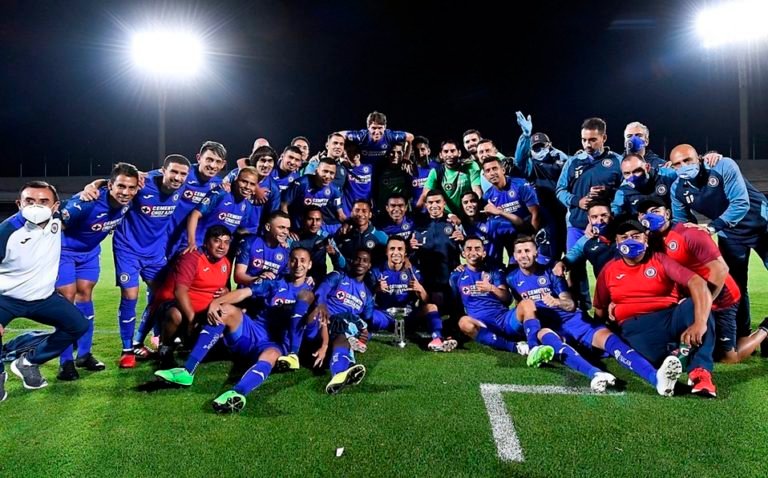 Cruz Azul es campeón de la Copa GNP con polémico penal