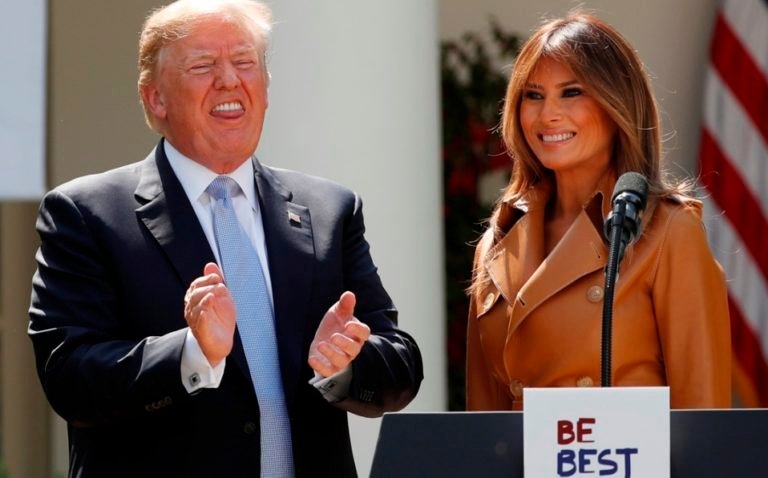 Queman estatua de Melania Trump, primera dama de EU, en Eslovenia