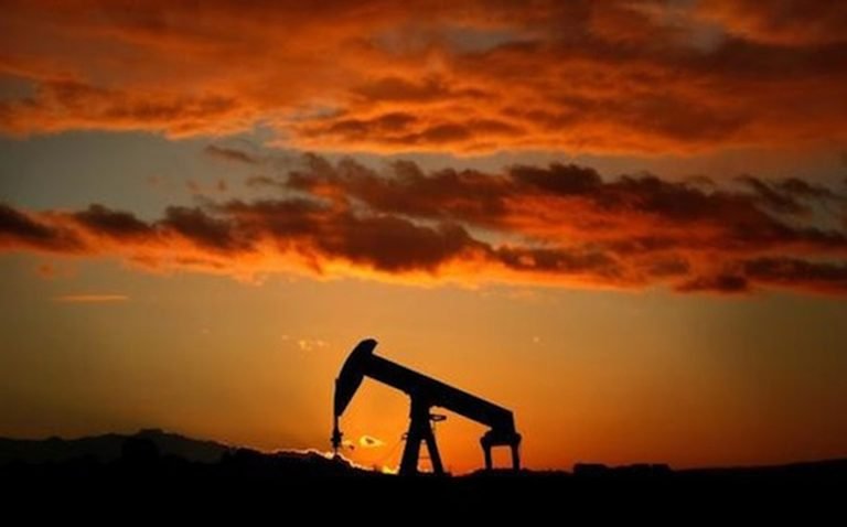 Petróleo cae por alza de inventarios en EU