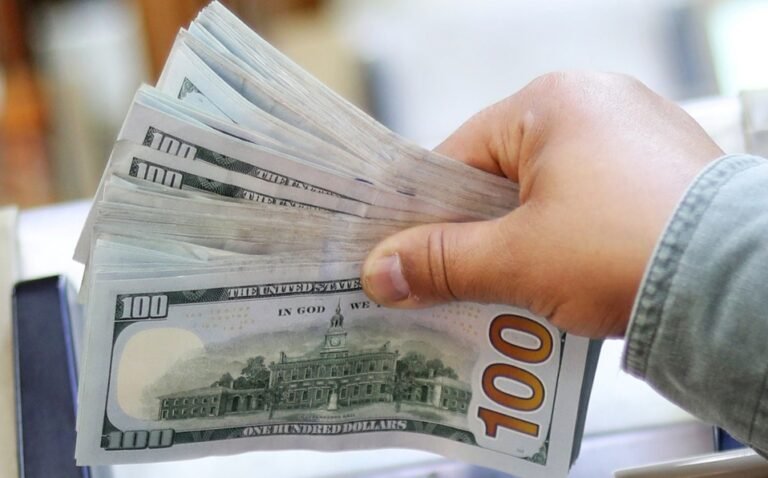 Precio del dólar hoy: Peso pierde tras cuatro sesiones de ganancias