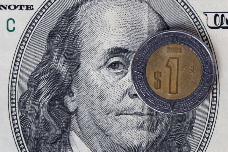 Peso pierde; atento al avance del Covid-19 y discurso de Powell