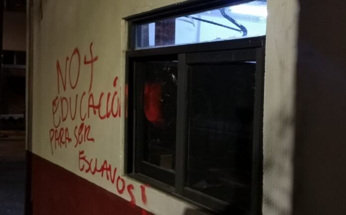 encapuchados-empleados-escuela-agredieron-verbalmente