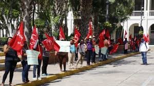 Plantón del ”Movimiento Antorchista” ante Palacio de Gobierno