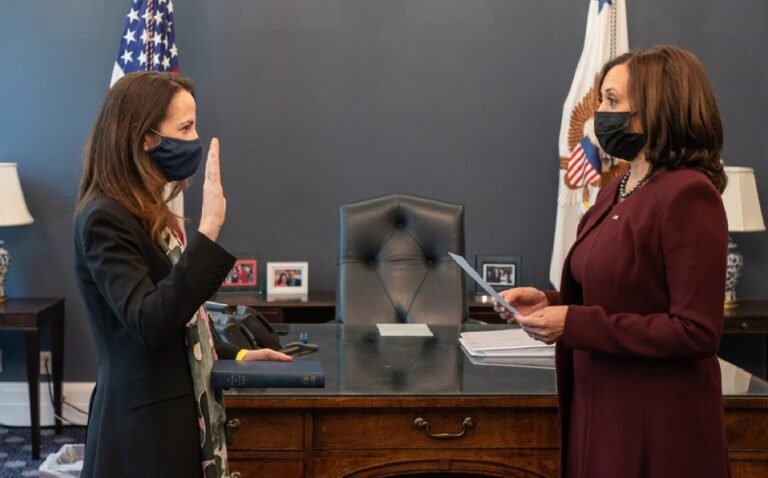 Avril Haines juramenta ante Kamala Harris como directora de Inteligencia de EU