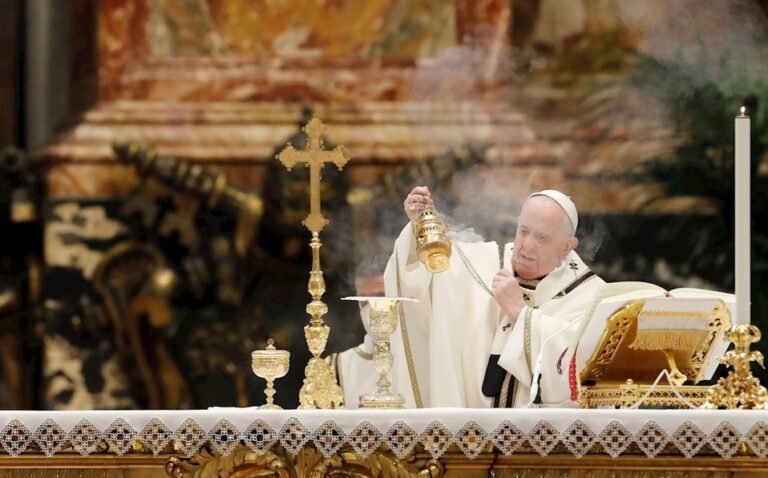 Papa Francisco permite a mujeres leer la misa y dar la comunión; no les abrirá el sacerdocio