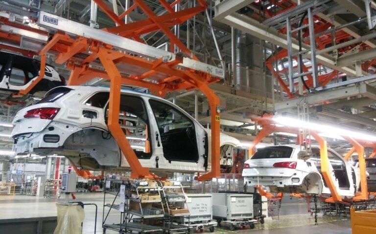 Secretaría de Economía amplia tiempo a 11 automotrices para que cumplan con T-MEC