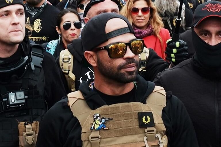 Abogados de líder de Proud Boys acusan a Trump del asalto al Capitolio