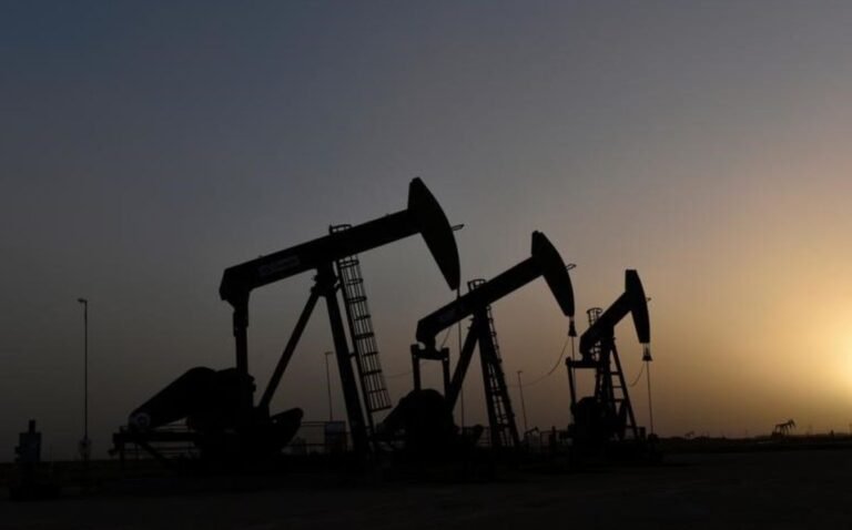 Petróleo baja por preocupación sobre demanda que supera bloqueo en Canal de Suez
