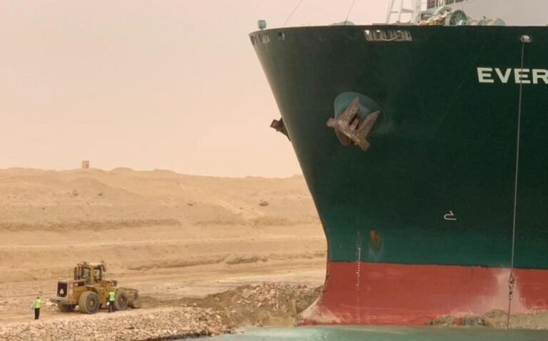 Petróleo sube por temor a que bloqueo en Canal de Suez se prolongue por semanas