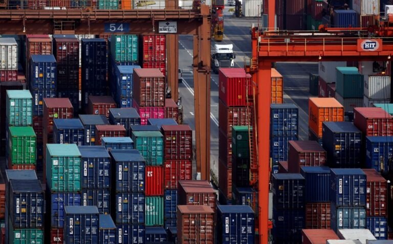 Exportaciones mexicanas caen 1.1% anual en febrero, afecta industria automotriz