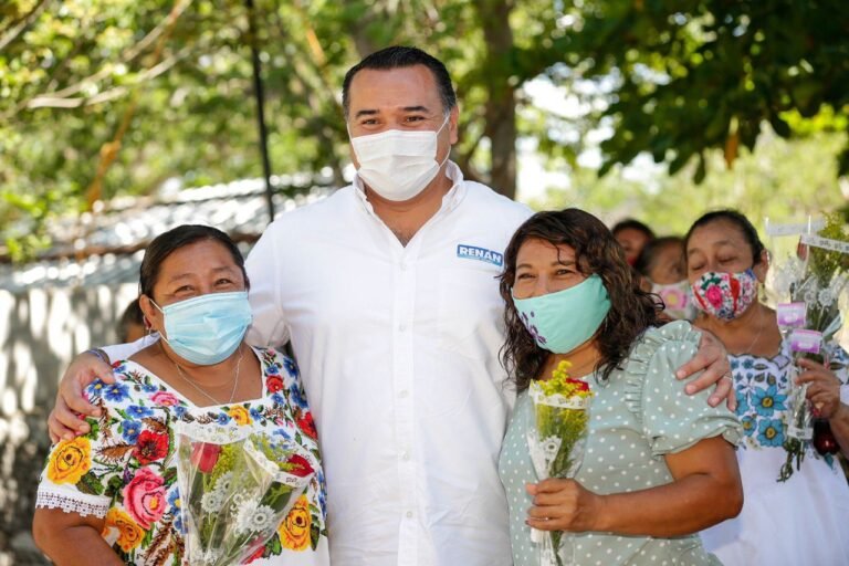 Renán Barrera  candidato panista convive con madres de familia de la comisaría de Chalmuch