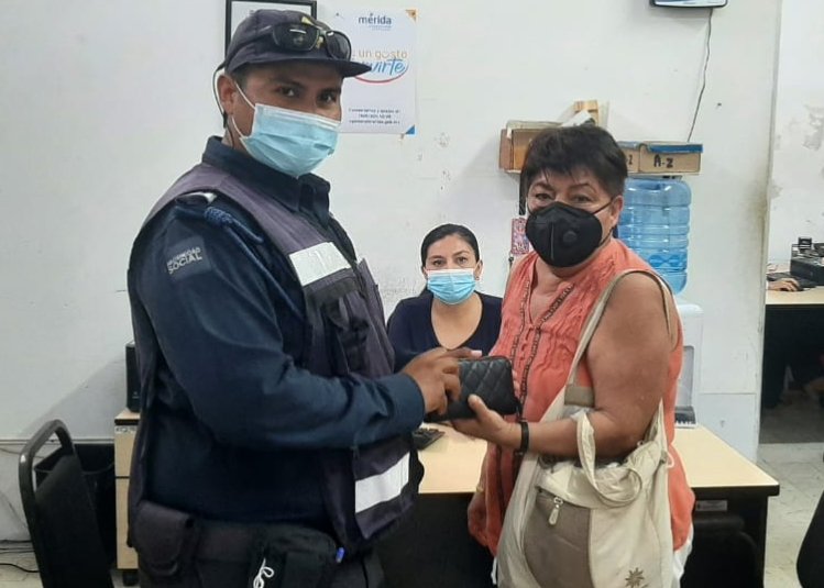 Policía regresa documentos personales a ciudadana que perdió cartera