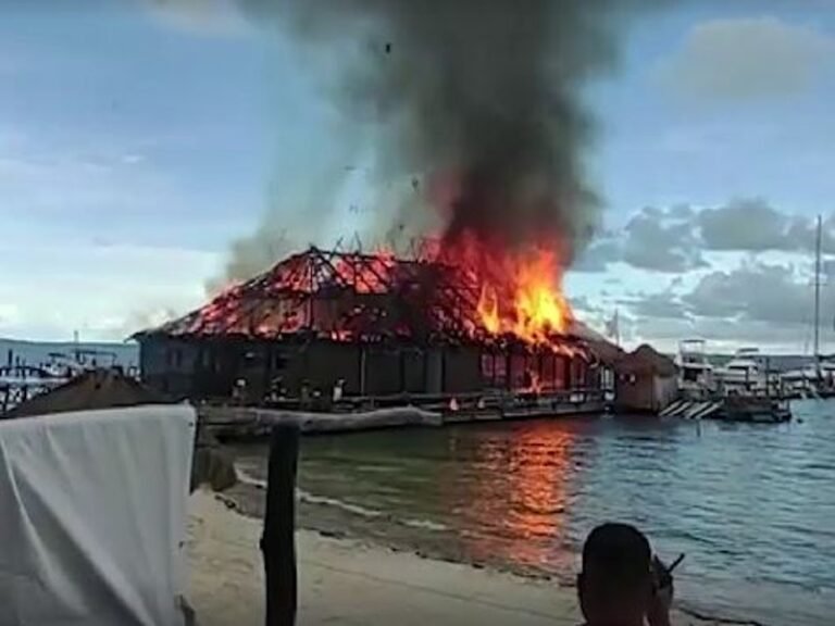 Incendio consume restaurante en muelle de la Zona Hotelera de Cancún