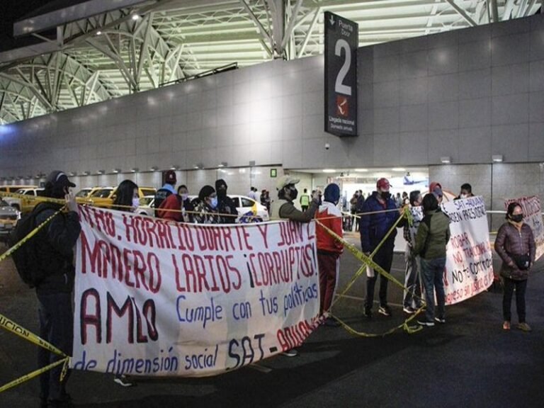 Manifestantes mantienen plantón en acceso a la Terminal 1 del AICM
