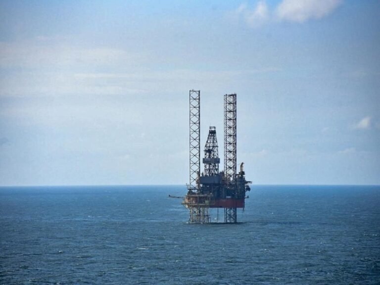 Petrolera rusa descubre yacimiento de 250 millones de barriles cerca de la costa mexicana