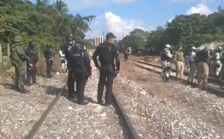 Caravana de migrantes llega al Sur de Veracruz; Guardia Nacional monta operativo