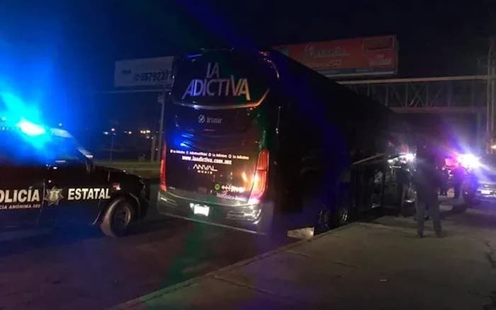 Balean camión en el que viajaban integrantes de la banda La Adictiva