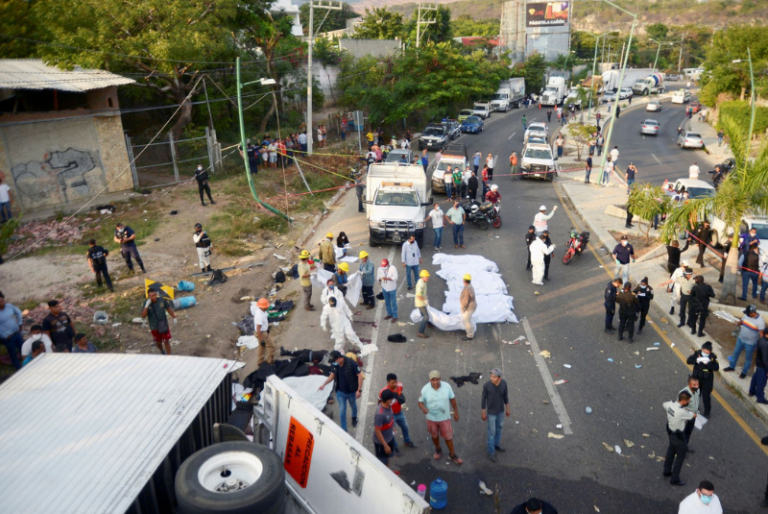 Mueren 49 migrantes en volcadura de tráiler en Chiapas
