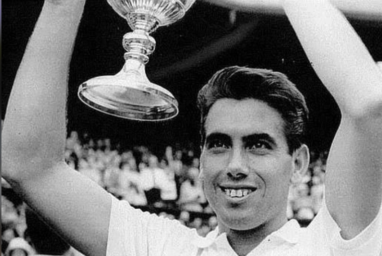 Muere Manolo Santana, ganador de cuatro títulos de ‘Grand Slam’ y leyenda del tenis en España