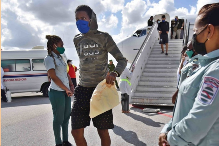 México deporta a 77 migrantes cubanos que intentaban llegar a EU