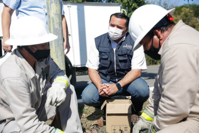Renán Barrera reconoce y felicita a los trabajadores de servicios públicos