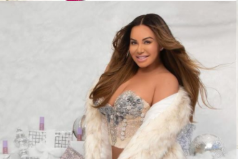 “¿Qué desfiguros son estos?”: Destrozan a Chiquis Rivera por revelador vestuario navideño