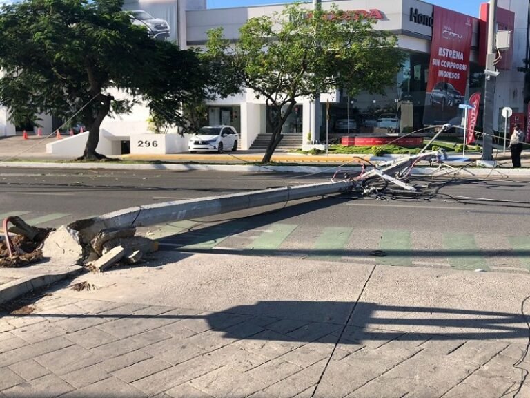 Camión deja sin luz a colonias del Norte de Mérida tras derribar postes y cables de la CFE