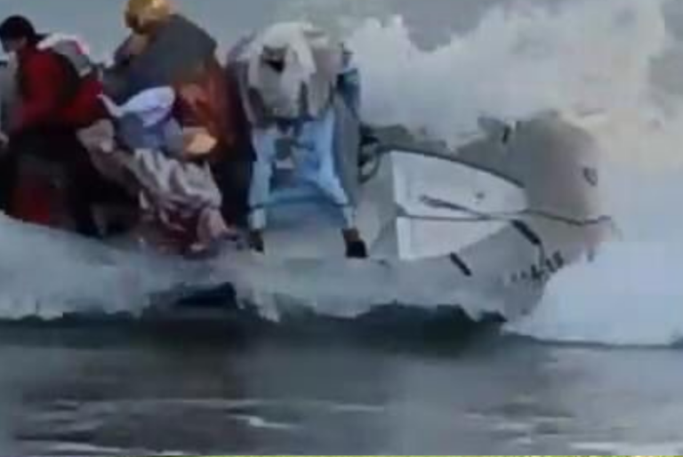Reyes Magos sufren accidente y caen al mar tras volcar su lancha