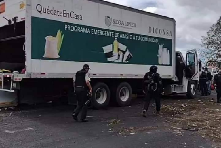 Descubren a 38 migrantes tras accidente de supuesto camión oficial en Veracruz