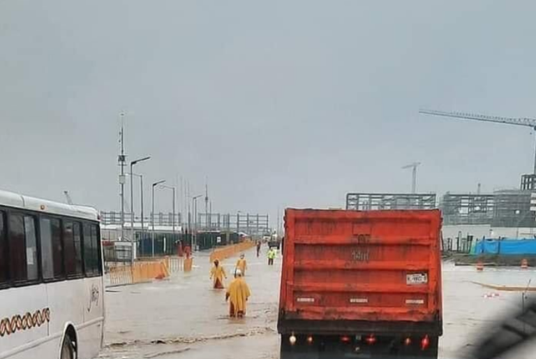 Lluvias provocan inundación en obras de la refinería de Dos Bocas