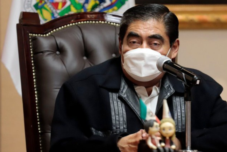 Miguel Barbosa, gobernador de Puebla, en cuarentena por COVID