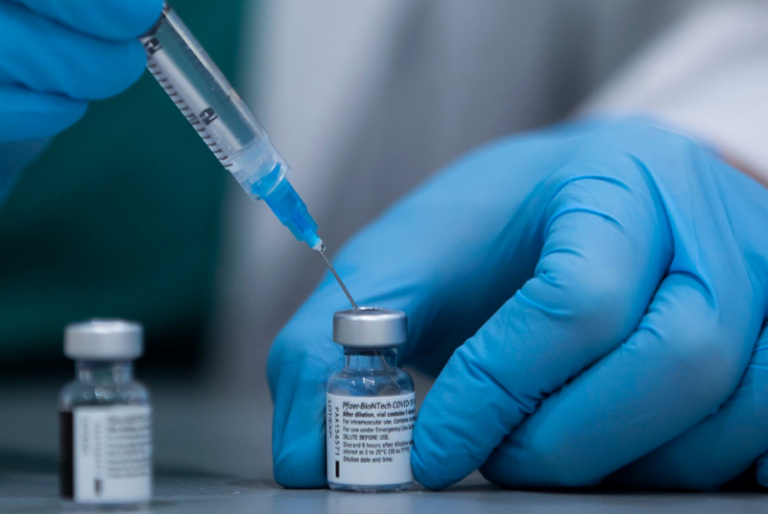 Tercera dosis de refuerzo de Pfizer protege contra ómicron, revela estudio