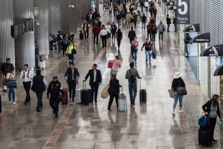 EU aconseja no hacer viajes a México por altos casos de COVID