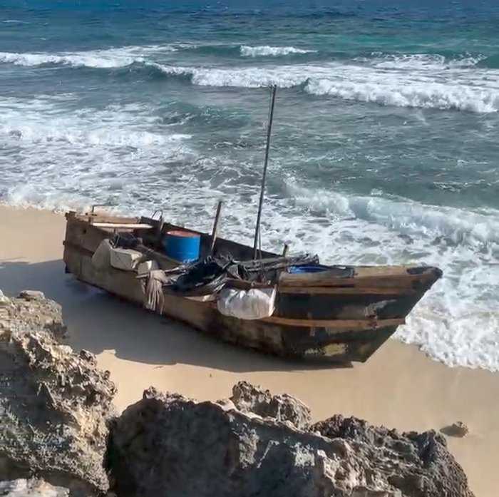 Alertan al INM por hallazgo de embarcación “hechiza”