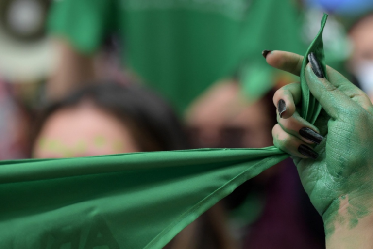 Francia aprueba ampliar el plazo del aborto legal
