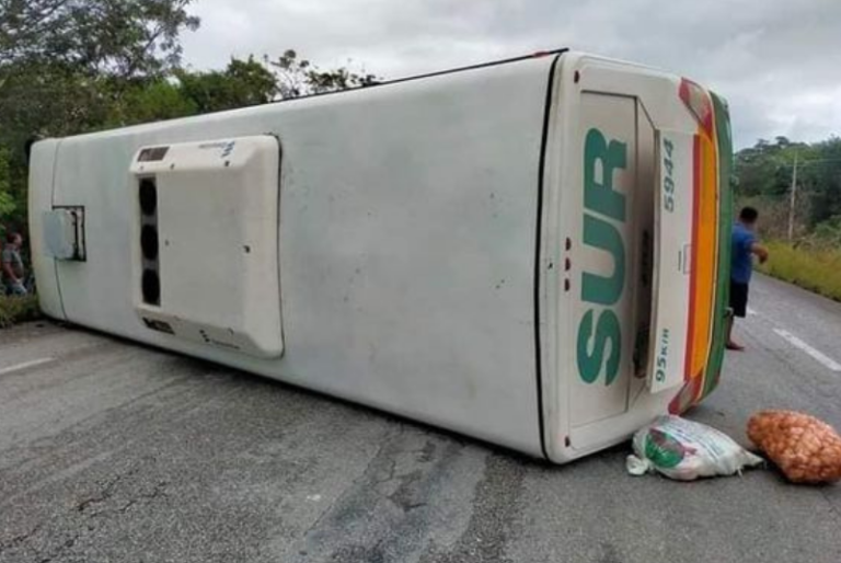 Autobús de la línea económica ADO vuelca en la Escárcega – Villahermosa
