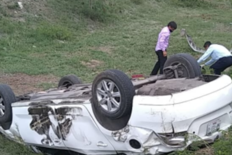 Taxi de plataforma vuelca con dos pasajeros en el Periférico de Mérida