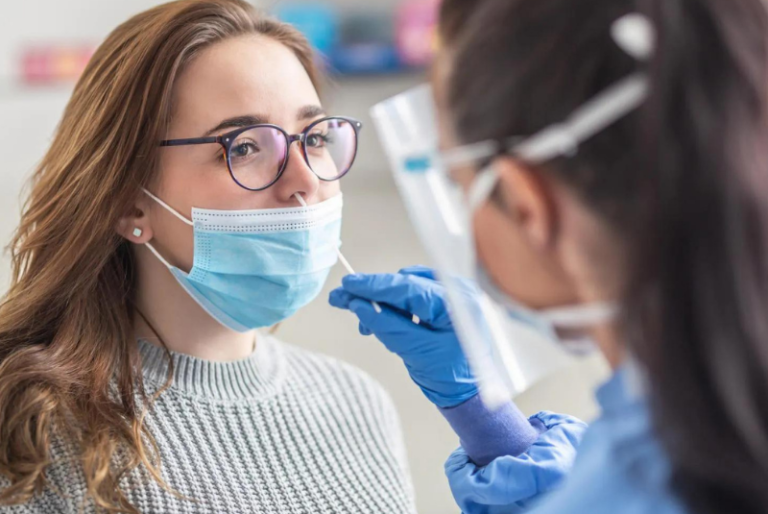 Cepa XE de ómicron puede ser la más contagiosa, advierte la OMS