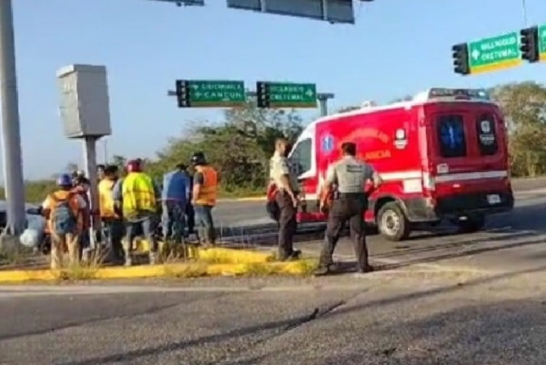 Taxista choca y lesiona a dos trabajadores del Tren Maya