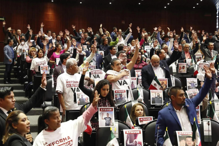 AMLO aplaude a diputados de la 4T por debate sobre Reforma Eléctrica