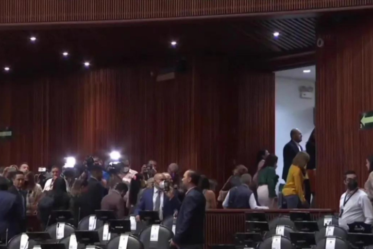 Diputados de oposición abandonan  sesión ordinaria sobre reforma de litio